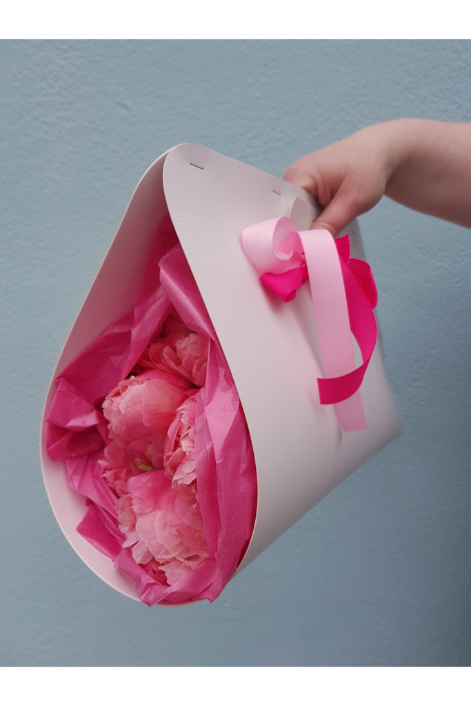 5 stems of stunning Peonies ...no fuss bundled up in one of our 'Bloom Bags' ready to pop into a vase.